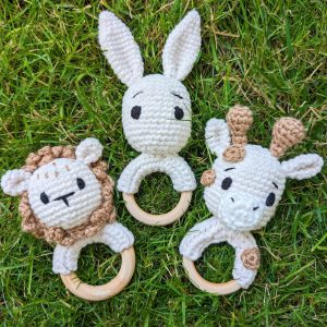 Animal Crochet Rattle, Custom Baby Shower Gift, Wooden Rattle Ring, Newborn Gift, Teether Rattle, Rattle with Grip Ring