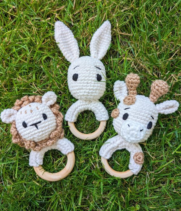 Animal Crochet Rattle, Custom Baby Shower Gift, Wooden Rattle Ring, Newborn Gift, Teether Rattle, Rattle with Grip Ring